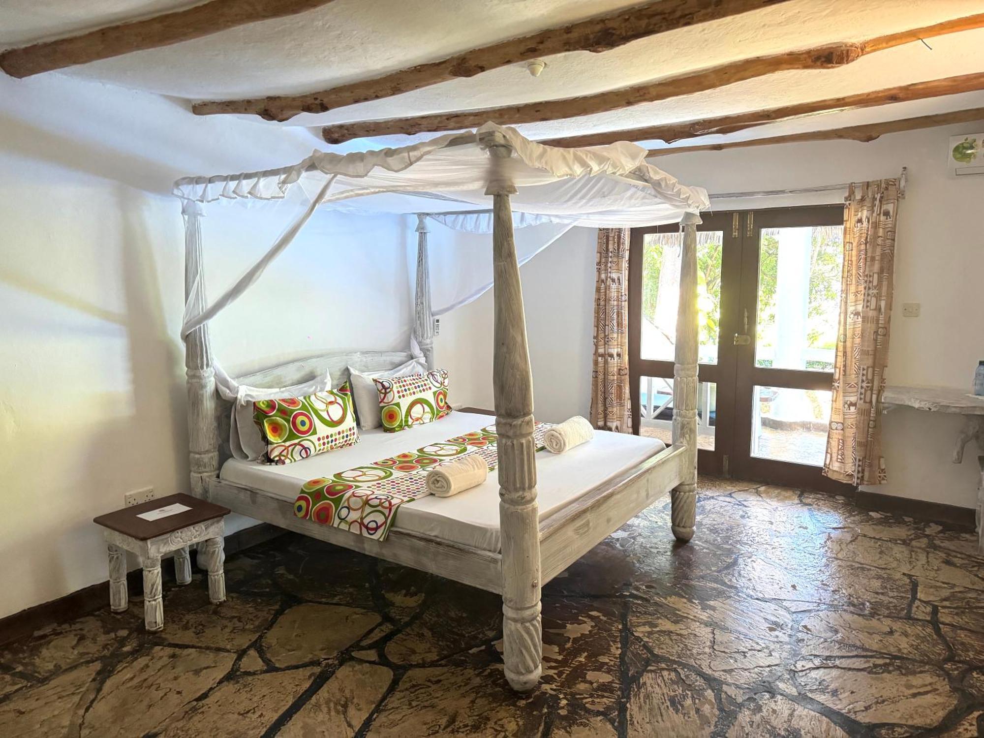 Soul Breeze Beach Resort Diani Beach Exteriör bild
