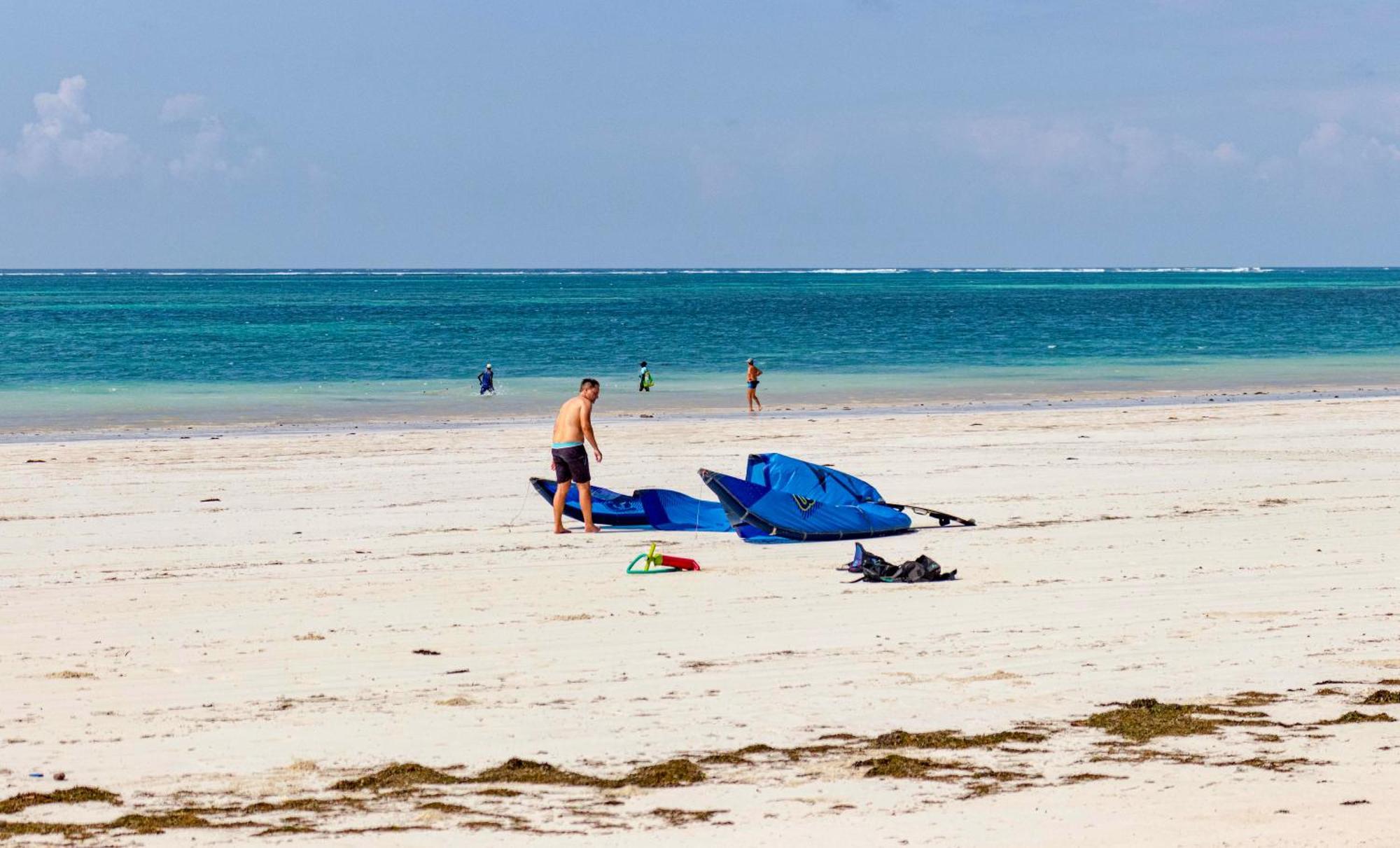 Soul Breeze Beach Resort Diani Beach Exteriör bild